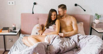 Sex Fragen fürs Paar: Intimität und Verbundenheit während der Schwangerschaft (Foto: AdobeStock - 729199325 Sunshine)